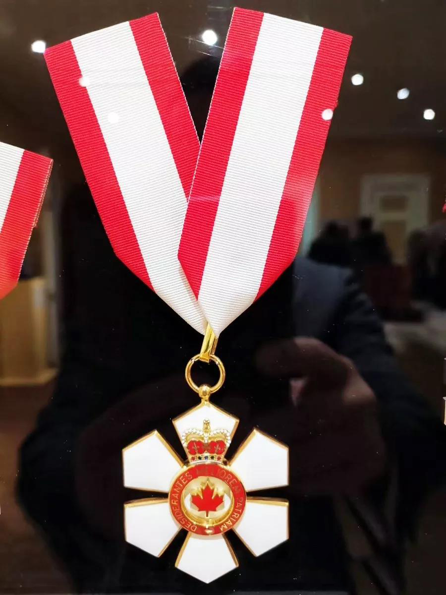 中加学校董事长彭建华获得加拿大高荣誉——总督功勋奖