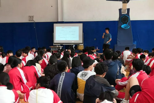 “F1在学校STEAM挑战赛”体验课走进北京中加学校
